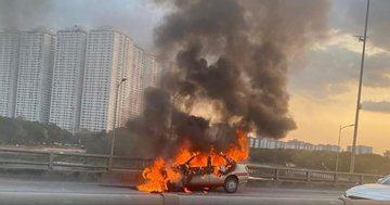 Hà Nội: Ô tô con cháy ngùn ngụt ở Vành đai 3 trên cao giữa giờ cao điểm