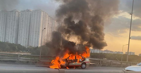 Hà Nội: Ô tô con cháy ngùn ngụt ở Vành đai 3 trên cao giữa giờ cao điểm