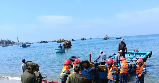 Tàu chở dầu nổ lớn rồi bốc cháy khiến 2 người bỏng nặng, 1 người mất tích