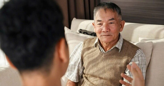 Thấy bố vợ lén mở ví trước giờ về quê, con rể bức xúc… đến khi kiểm tra thì sững sờ