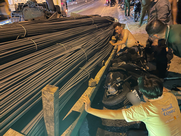 Thép rơi từ xe đầu kéo đè nát xe máy chạy cùng chiều