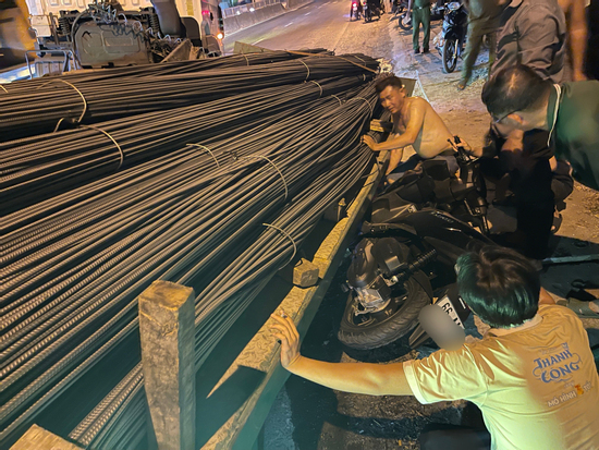 Thép rơi từ xe đầu kéo đè nát xe máy chạy cùng chiều