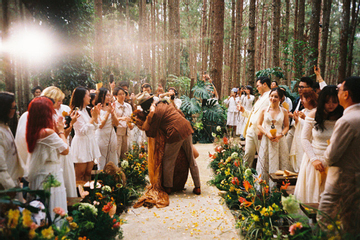 Cặp đôi tổ chức đám cưới ‘lạ lùng’ giữa rừng thông Đà Lạt