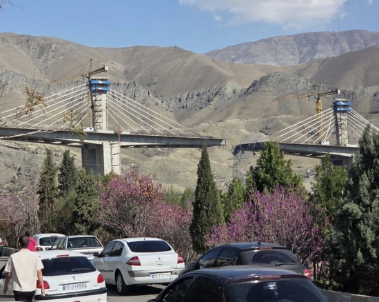 Khoảnh khắc cây cầu lớn nhất ở Iran sụp đổ