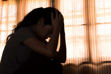 Vay tiền để sống, chồng vẫn không chịu về quê vì sợ 'người ta cười vào mặt'