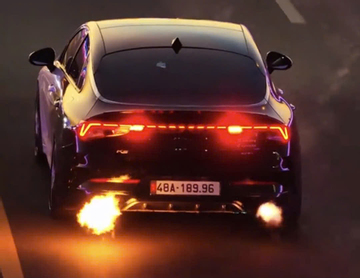 Vụ xe con phun lửa khi đang chạy trên đường gây xôn xao dư luận: Tài xế vi phạm 5 hành vi