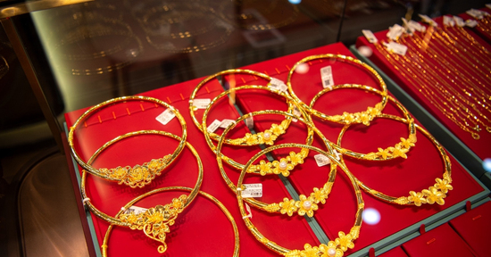 Giá vàng chao đảo trước các biến động mới, giá dầu tăng vọt