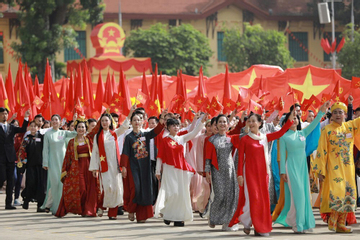 Sau tranh cãi 'lúa chín không cúi đầu', dân mạng 'đào lại' bài hát yêu nước triệu view của Bùi Trường Linh
