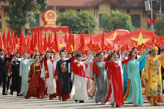 Sau tranh cãi 'lúa chín không cúi đầu', dân mạng 'đào lại' bài hát yêu nước triệu view của Bùi Trường Linh