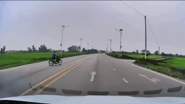 Vụ xe máy sang đường bị ô tô húc ngã xuống ruộng: Lỗi tại ai?