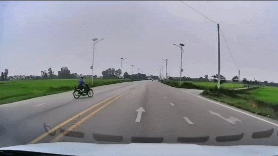 Vụ xe máy sang đường bị ô tô húc ngã xuống ruộng: Lỗi tại ai?