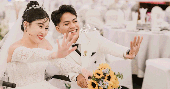 Cô dâu TPHCM chống nạng vào lễ đường, phía sau là câu chuyện rơi nước mắt