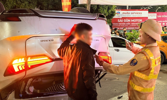 Khởi tố tài xế ô tô Lexus tông liên hoàn 6 xe trên phố Hà Nội