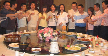 Không được mời họp lớp, tôi giận tím mặt, vài ngày sau lại thầm cảm ơn vì quyết định ấy