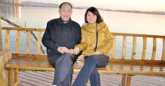 Không quan tâm tuổi tác hay hoàn cảnh, cô giáo 38 tuổi chọn gắn bó với người đàn ông 66 tuổi khiến nhiều người bất ngờ