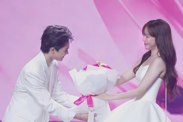 Phát hờn với khoảnh khắc Tăng Duy Tân nắm tay Bích Phương không rời giữa đám đông