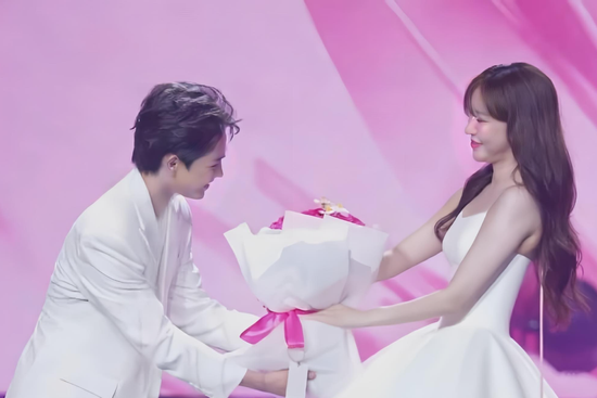 Phát hờn với khoảnh khắc Tăng Duy Tân nắm tay Bích Phương không rời giữa đám đông