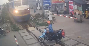 Camera ghi lại toàn cảnh nam tài xế xe máy 'cướp đường' tàu hỏa ở Hà Nội