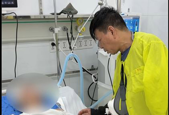 Người cha bật khóc nói lời tiễn biệt con trai trước ca hiến tạng cứu 4 người