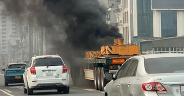 Ô tô đầu kéo bất ngờ cháy ngùn ngụt trên Vành đai 3, Hà Nội