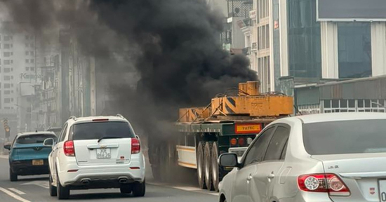 Ô tô đầu kéo bất ngờ cháy ngùn ngụt trên Vành đai 3, Hà Nội