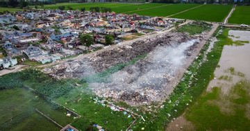 Sống cạnh bãi rác sát nghĩa trang, người dân khổ sở phải ‘mắc màn ăn cơm’