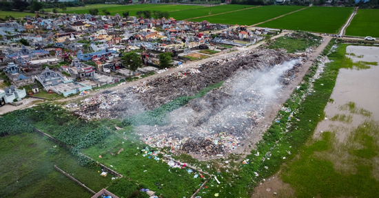 Sống cạnh bãi rác sát nghĩa trang, người dân khổ sở phải ‘mắc màn ăn cơm’