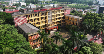 Diễn biến mới vụ trường học 10 năm không khai giảng, thầy giáo đi làm phụ hồ