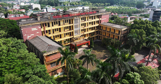 Diễn biến mới vụ trường học 10 năm không khai giảng, thầy giáo đi làm phụ hồ