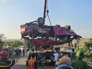 Hiện trường vụ xe khách lao xuống vực ở Lâm Đồng, nhiều người thương vong