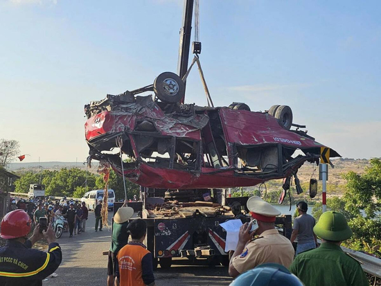 Hiện trường vụ xe khách lao xuống vực ở Lâm Đồng, nhiều người thương vong