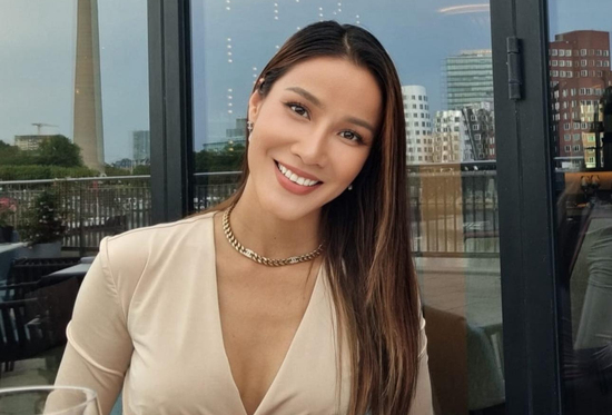 Người mẫu cùng thời Thanh Hằng, Xuân Lan vừa công khai kết hôn lần 3 với chồng Tây hơn 17 tuổi là ai?