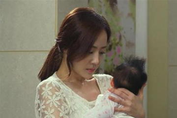 Nhân tình của chồng qua đời ngay sau khi sinh, nhìn đứa trẻ đỏ hỏn bơ vơ, người vợ hiền đã làm một việc chấn động