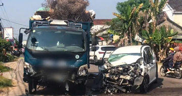 Ô tô con biến dạng sau va chạm với xe tải, một phụ nữ tử vong