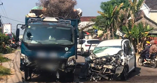 Ô tô con biến dạng sau va chạm với xe tải, một phụ nữ tử vong