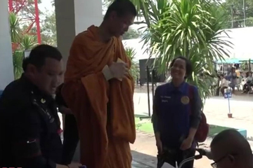 Cao hơn 2 mét, xuất hiện giữa đám đông là nổi bần bật, nhà sư gây chú ý tại kỳ tuyển quân ở Thái Lan