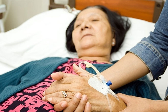 Đến thăm mẹ chồng ốm ở bệnh viện, tôi sững sờ vì người đàn ông bên cạnh bà