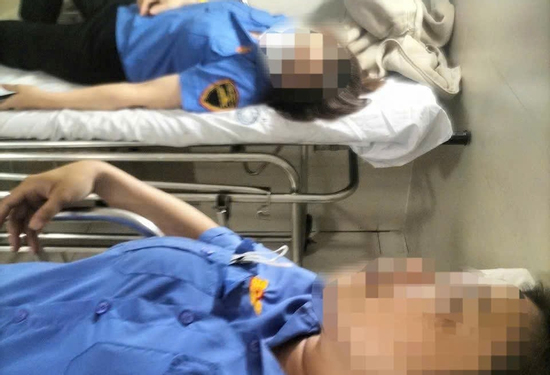 Hai nữ nhân viên gác chắn ở Đà Nẵng hoảng loạn sau khi bị hành hung