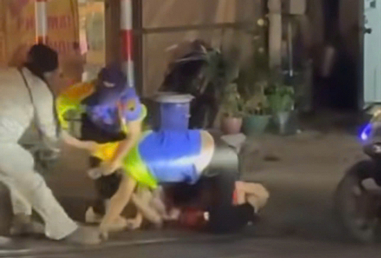 Người phụ nữ vượt rào chắn đánh nhân viên đường sắt, dân mạng nói 'hết cứu'