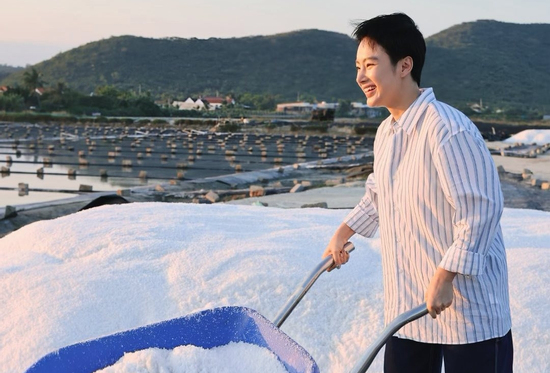 Vợ trẻ của NSND Công Lý 'đủ xinh là dừng', Angela Phương Trinh nam tính kỳ quặc