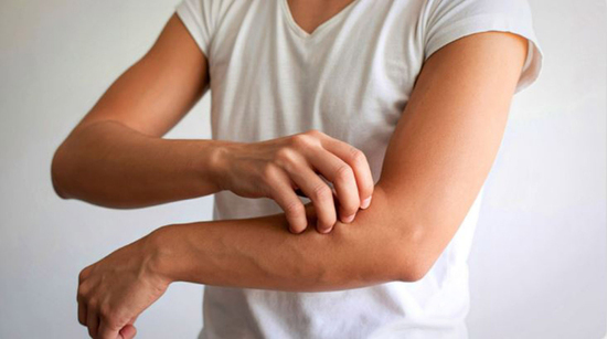 Cảnh báo: Ngứa da về đêm có thể là dấu hiệu sớm của bệnh suy thận