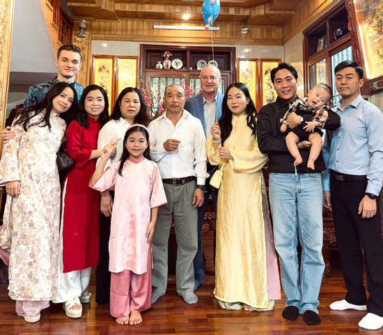 Con trai cưới vợ Việt 3 năm, ông bố Mỹ sang thăm thông gia 4 lần vì quý mến