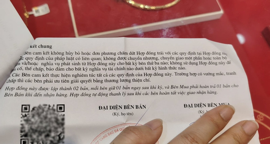 Khách mua vàng đang 'cầm dao đằng lưỡi' vẫn ham