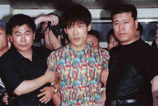 Trốn khỏi nhà tù an ninh nghiêm ngặt, người đàn ông sống ngoài vòng pháp luật với sự giúp đỡ của 12 cô bạn gái