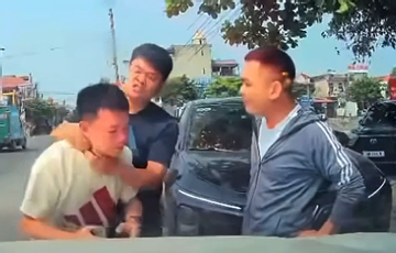 VIDEO: Người đàn ông bị bóp cổ, đánh tới tấp ngay giữa phố