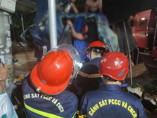 Xe tải tông tường nhà dân, đôi nam nữ mắc kẹt trong cabin