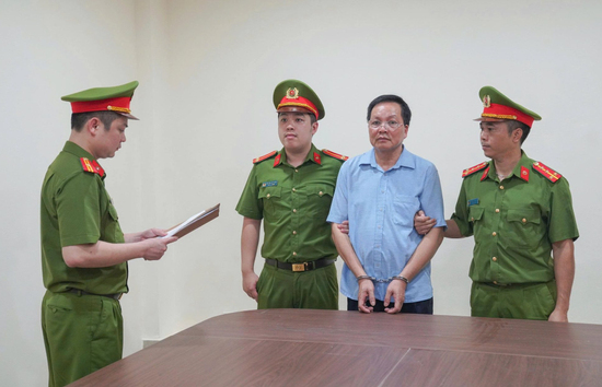 Bắt hiệu trưởng 