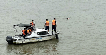 Hà Nội: Phát hiện thi thể nam giới nổi trên sông Hồng gần cầu Vĩnh Tuy