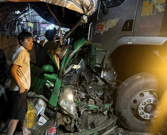 Taxi va chạm với xe tải ở Lâm Đồng, 3 người thương vong