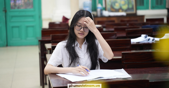 Thi vào lớp 10 công lập: Học sinh căng thẳng chạy đua với thời gian, phụ huynh 'đứng ngồi không yên'